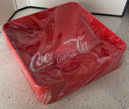 7307-3 € 6,00 coca cola servethouder ijzer vierkant rood.jpeg